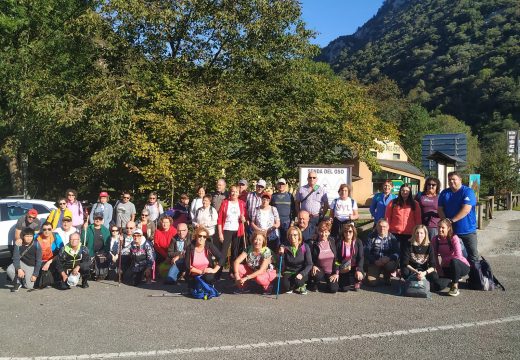 Cincuenta veciños e veciñas de Frades visitan Asturias para percorrer os 14 km da ruta de sendeirismo “Senda do Oso”